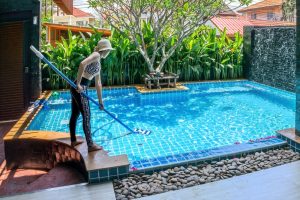 ragazza aspira piscina