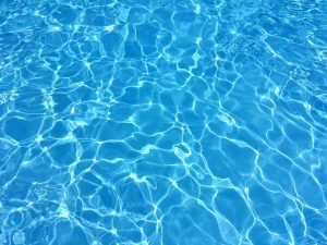 trattare l'acqua della piscina