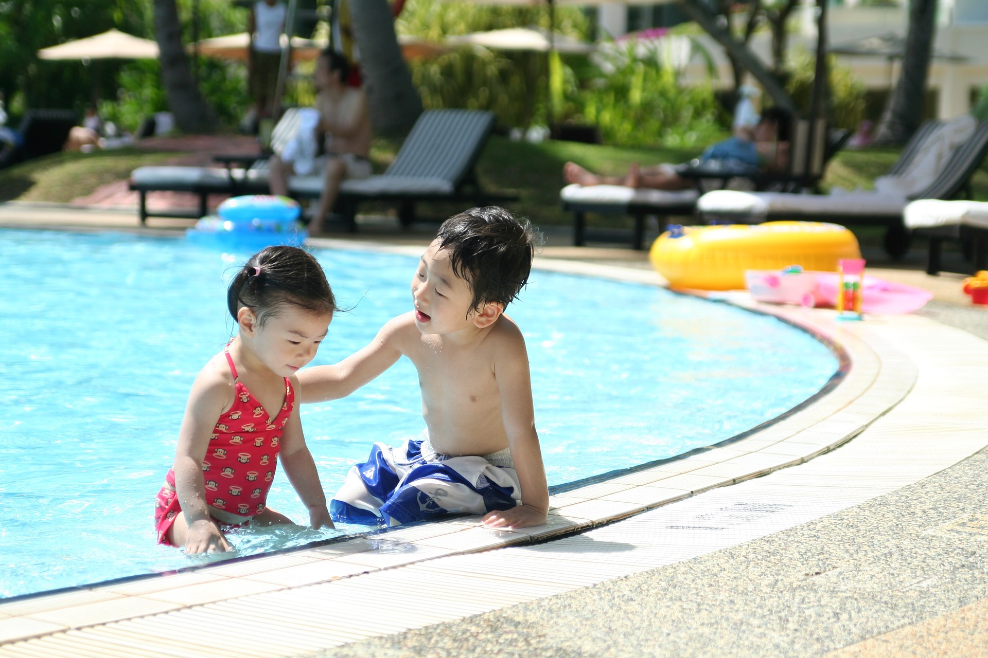 Bambini in piscina