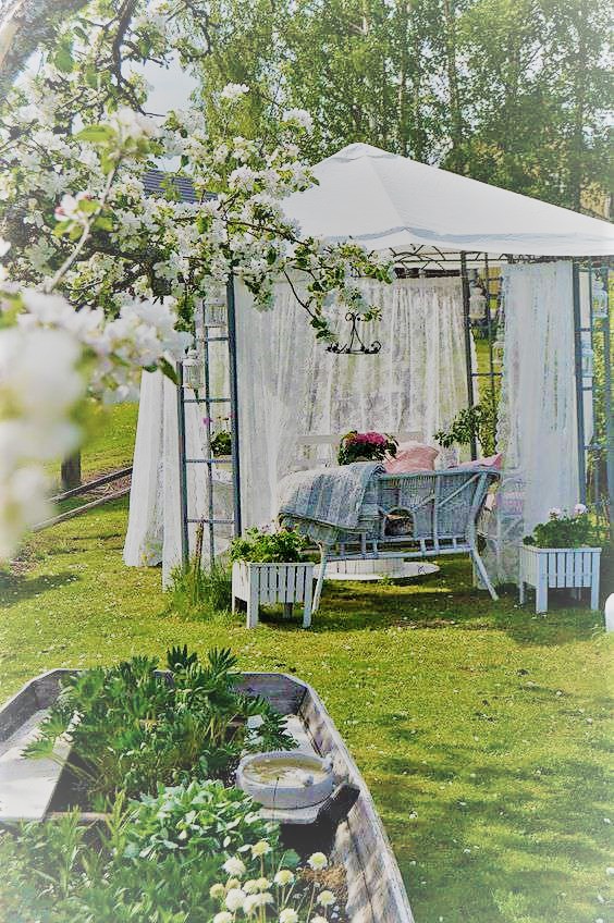 Come arredare un giardino con gazebo?