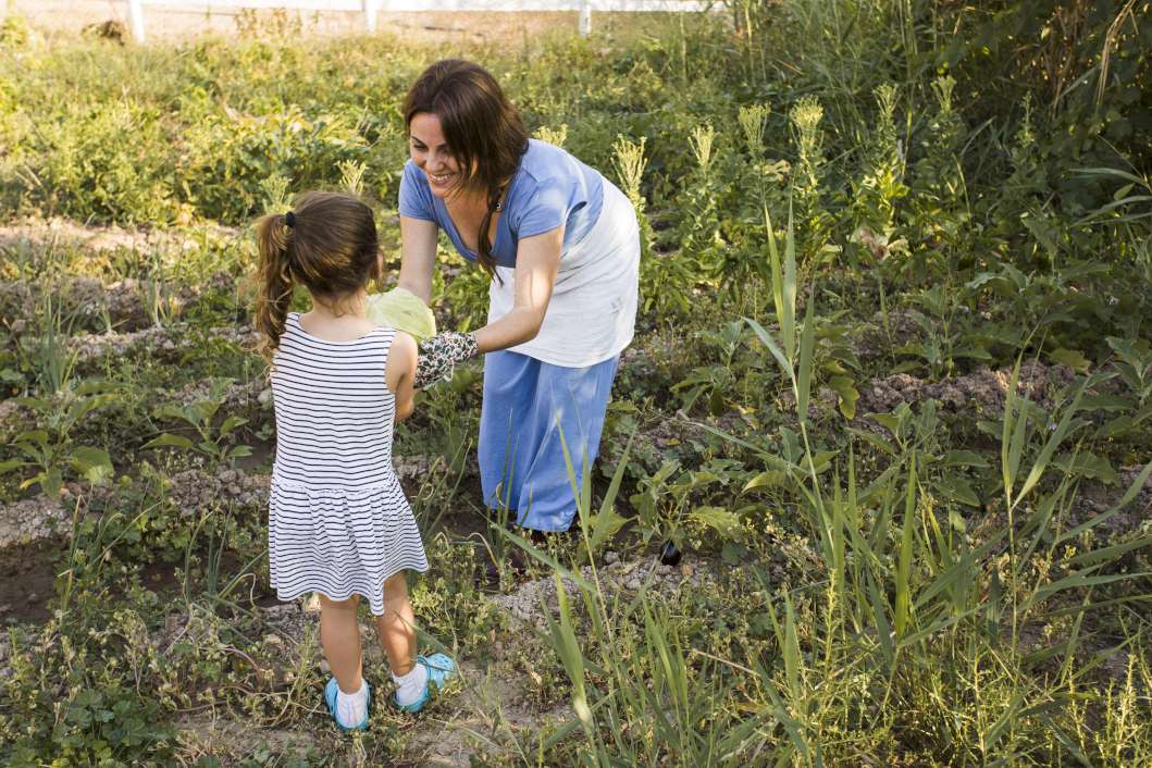 come fare un orto in giardino bambina