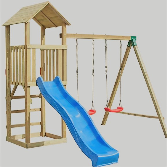 torre in legno con scivolo per bambini