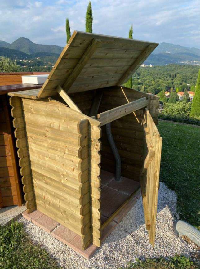 locale tecnico per piscina in legno